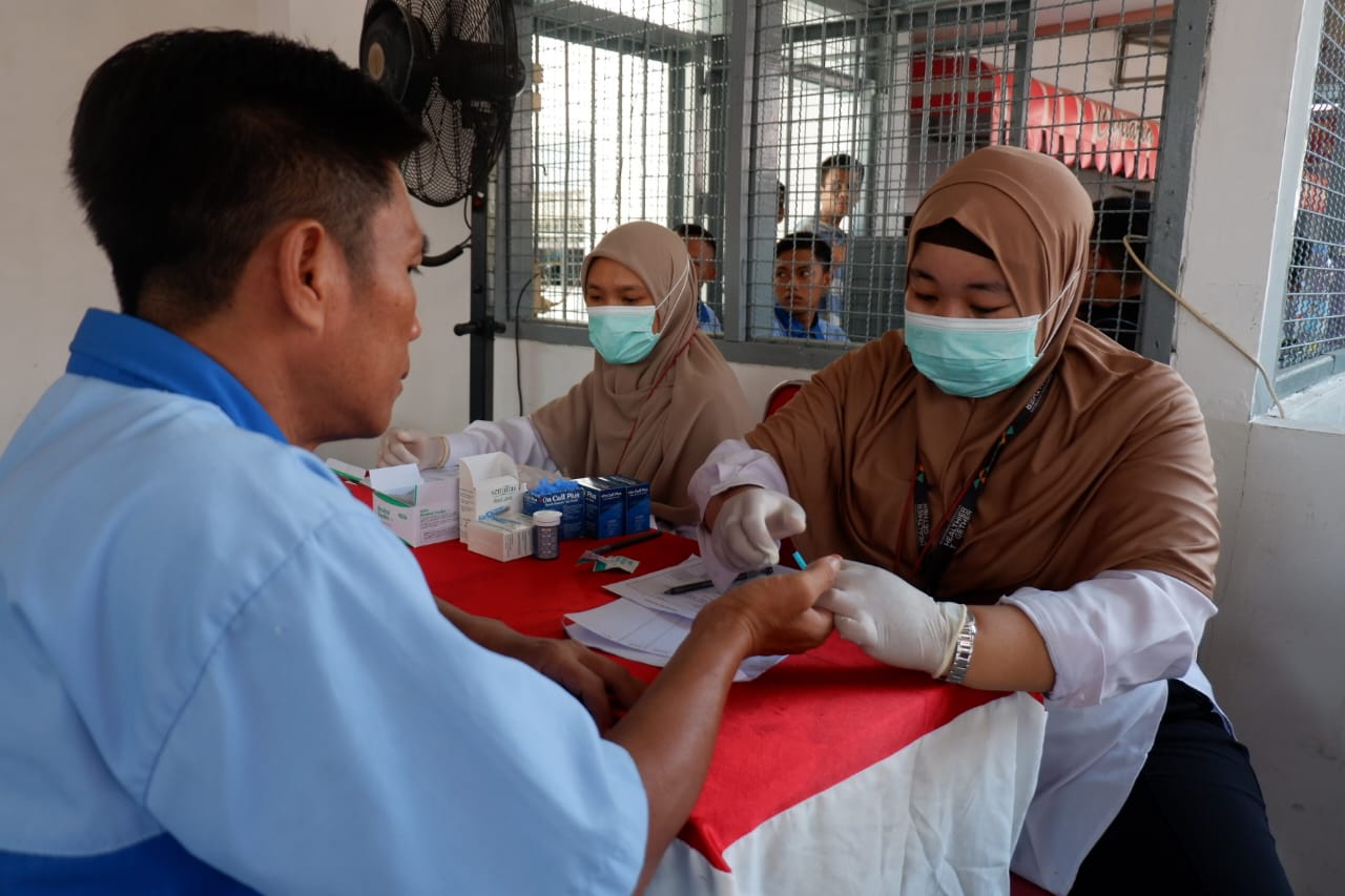 ANTISIPASI: Petugas kesehatan melakukan tes HIV terhadap narapidana Lapas Mojokerto dalam kegiatan penyuluhan dan deteksi dini di lapas, Jalan Tamansiswa, kemarin.