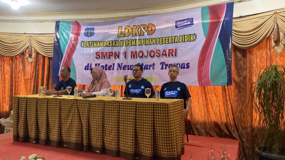 BERJIWA PEMIMPIN: Siswa SMPN 1 Mojosari digembleng latihan dasar kepemimpinan di Trawas dan dibuka langsung oleh Kepala SMPN 1 Mojosari, Rabu (6/11).