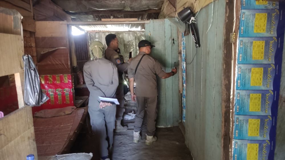 TEMUAN: Petugas Satpol PP Kabupaten Mojokerto mendapati sejumlah bilik esek-esek di dalam salah satu warung remang-remang di Desa Mojoroto, Kecamatan Jetis.