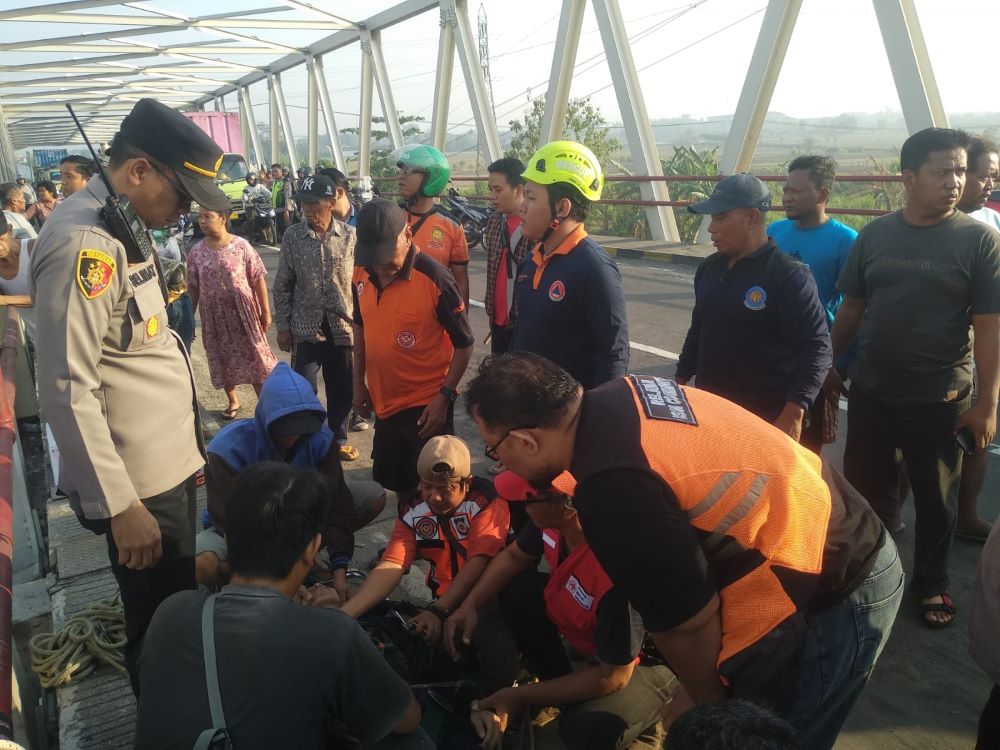 DRAMATIS: Proses penyelamatan pemuda yang tejur ke Sungai Brantas di Jembatan Ngrame, Kecamatan Pungging, kemarin (8/11).