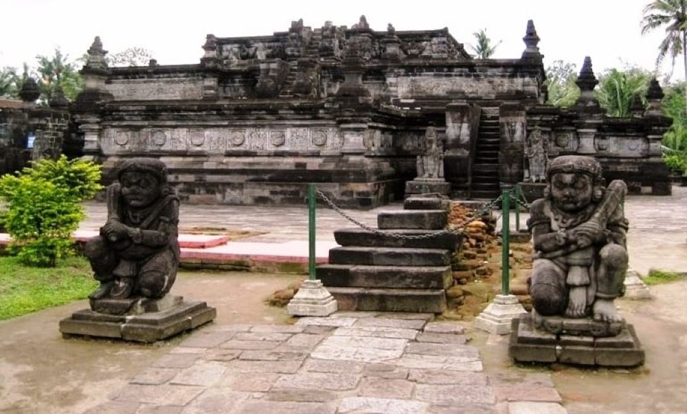 CAGAR BUDAYA: Arca Dwarapala di kompleks Candi Penataran, Kabupaten Blitar yang mengenakan busana bermotif kawung.