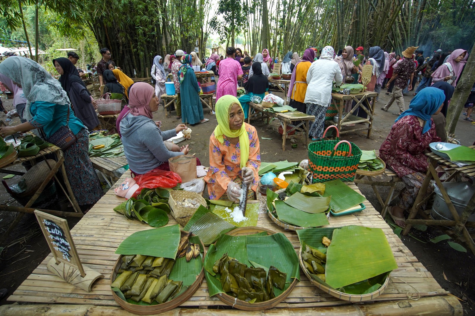 BERKAH: Warga Desa Warugunung menjajakan kuliner tradisional kepada pengunjung di Pasar Keramat yang beroperasi setiap Minggu Wage dan Minggu Kliwon.
