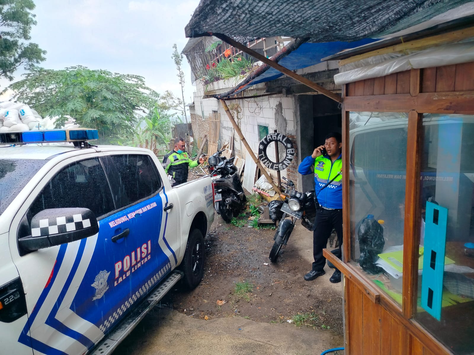 DIAMANKAN: Petugas Unit Laka Satlantas Polres Mojokerto mengamankan motor korban dari lokasi, Minggu (10/11).