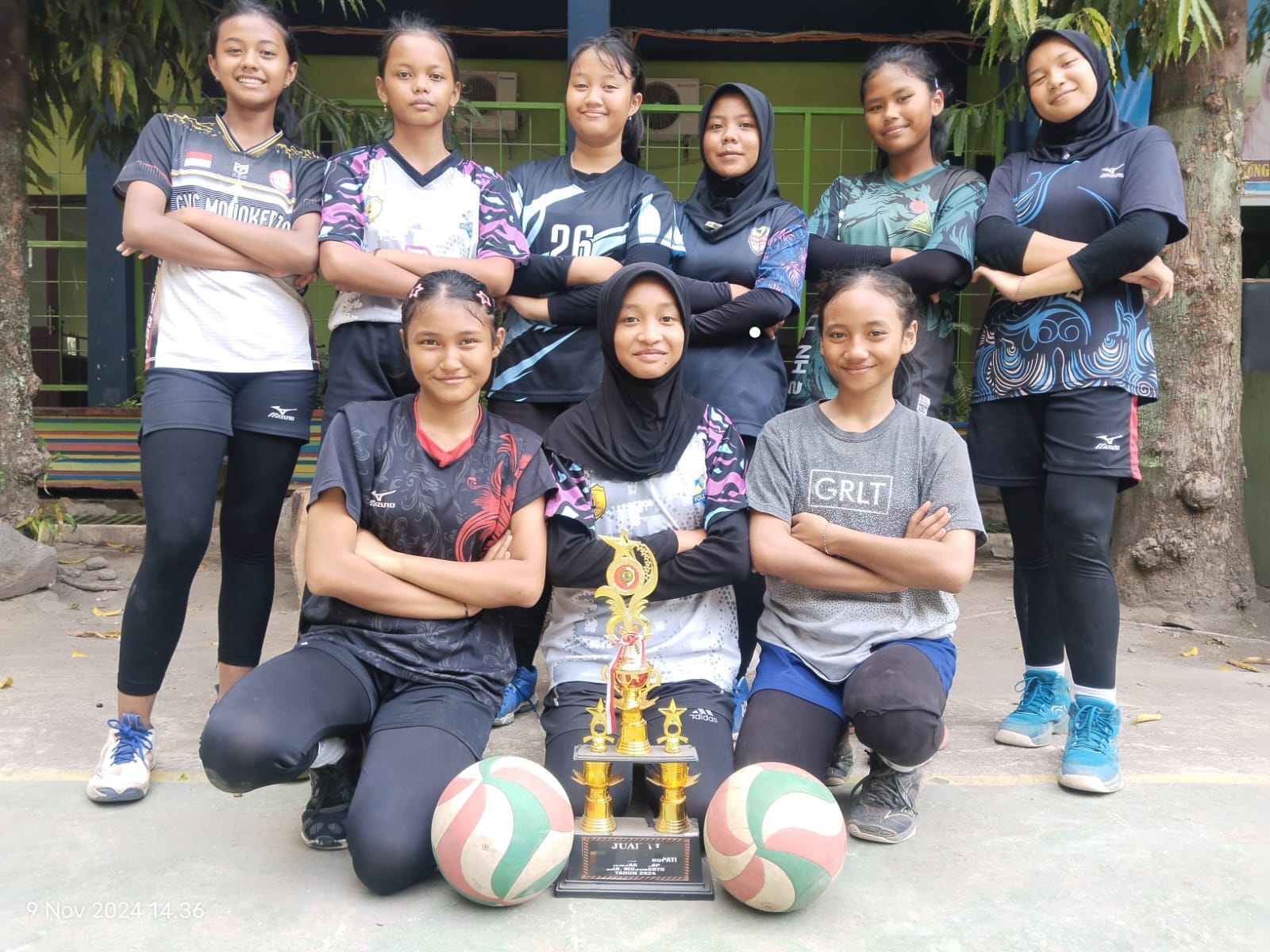 LUAR BIASA: Regu voli putra putri SMPN 1 Sooko juarai turnamen bergengsi.