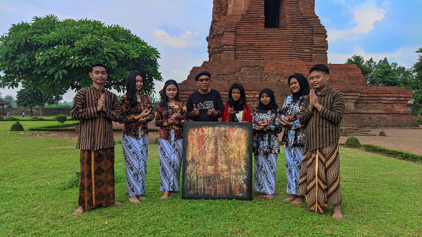 BERKARYA: Priyok Dinasti bersama lukisan hasil melukis OTS didampingi para siswa di Candi Brahu, Desa Bejijong, Kecamatan Trowulan, kemarin.