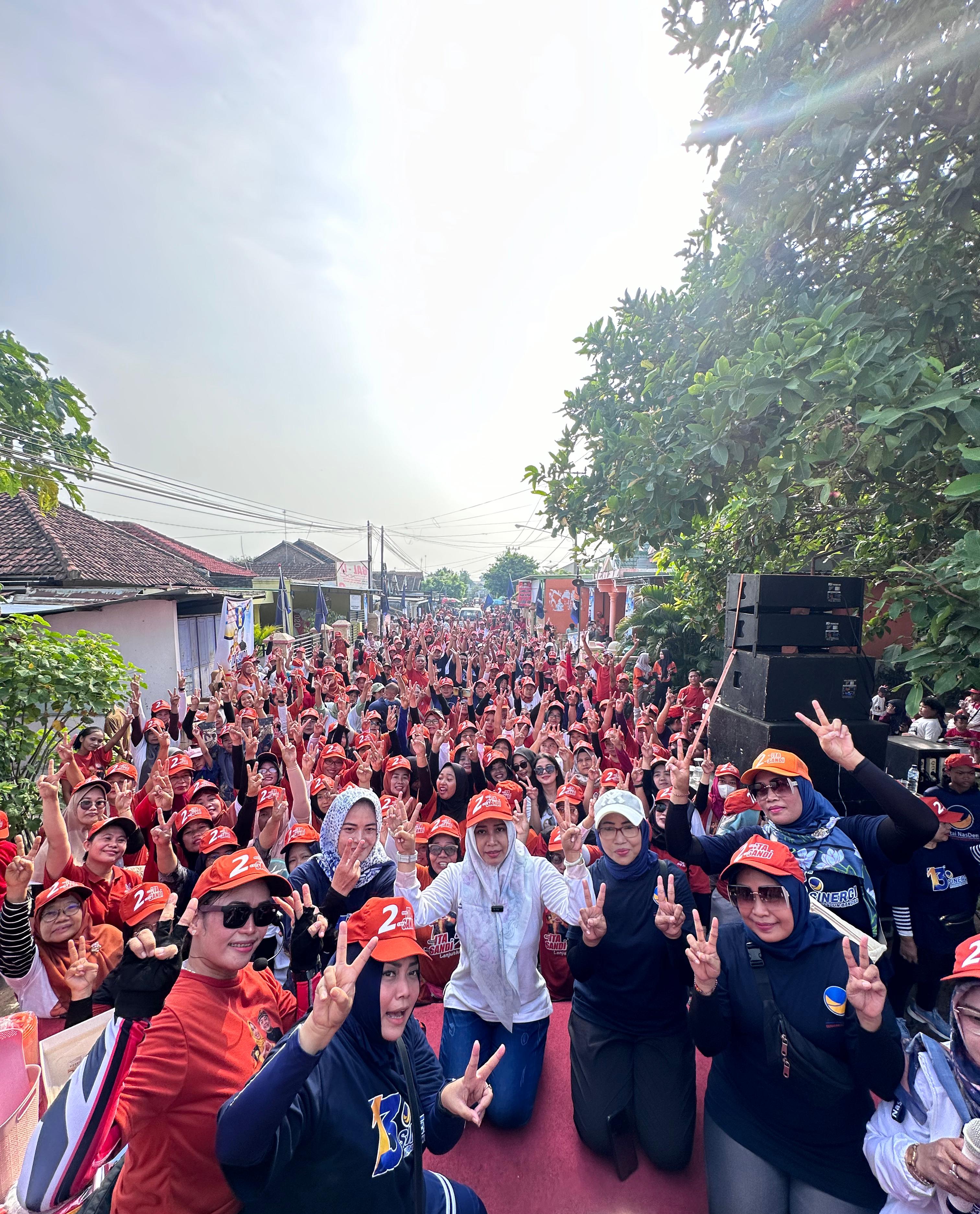 MEMBAUR: Calon Wali Kota Mojokerto nomor urut 2 Ika Puspitasari berswafoto bersama ribuan peserta saat senam pagi bersama di Kelurahan Pulorejo, Kecamatan Prajurit Kulon, Minggu (10/11).
