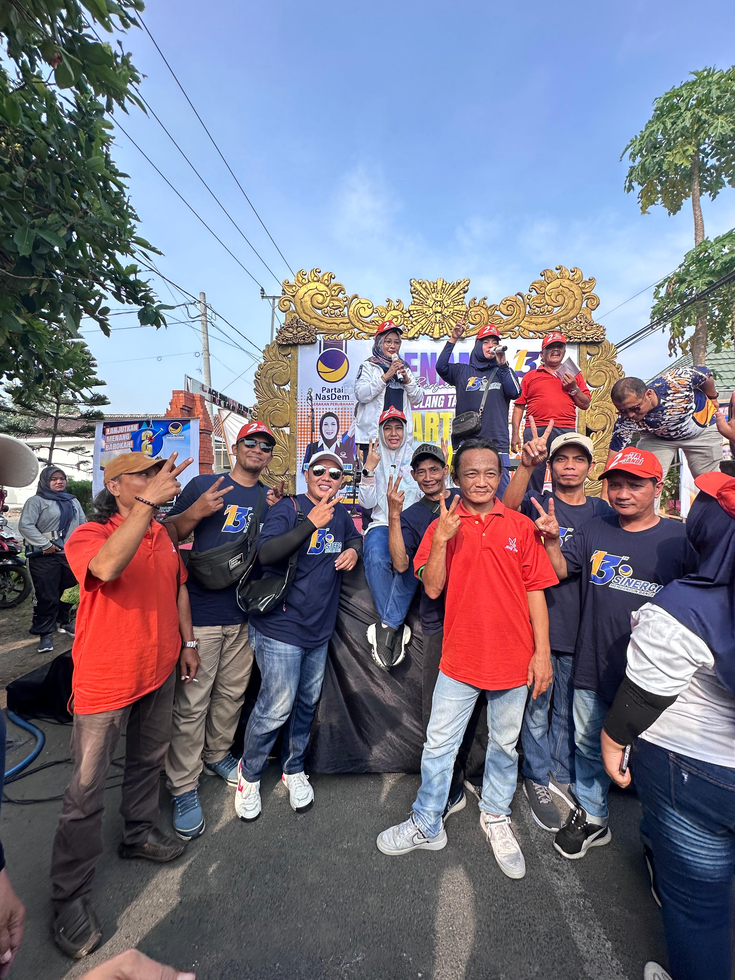 MEMBAUR: Calon Wali Kota Mojokerto nomor urut 2 Ika Puspitasari berswafoto bersama ratusan peserta saat senam pagi bersama di Kelurahan Pulorejo, Kecamatan Prajurit Kulon, Minggu (10/11).