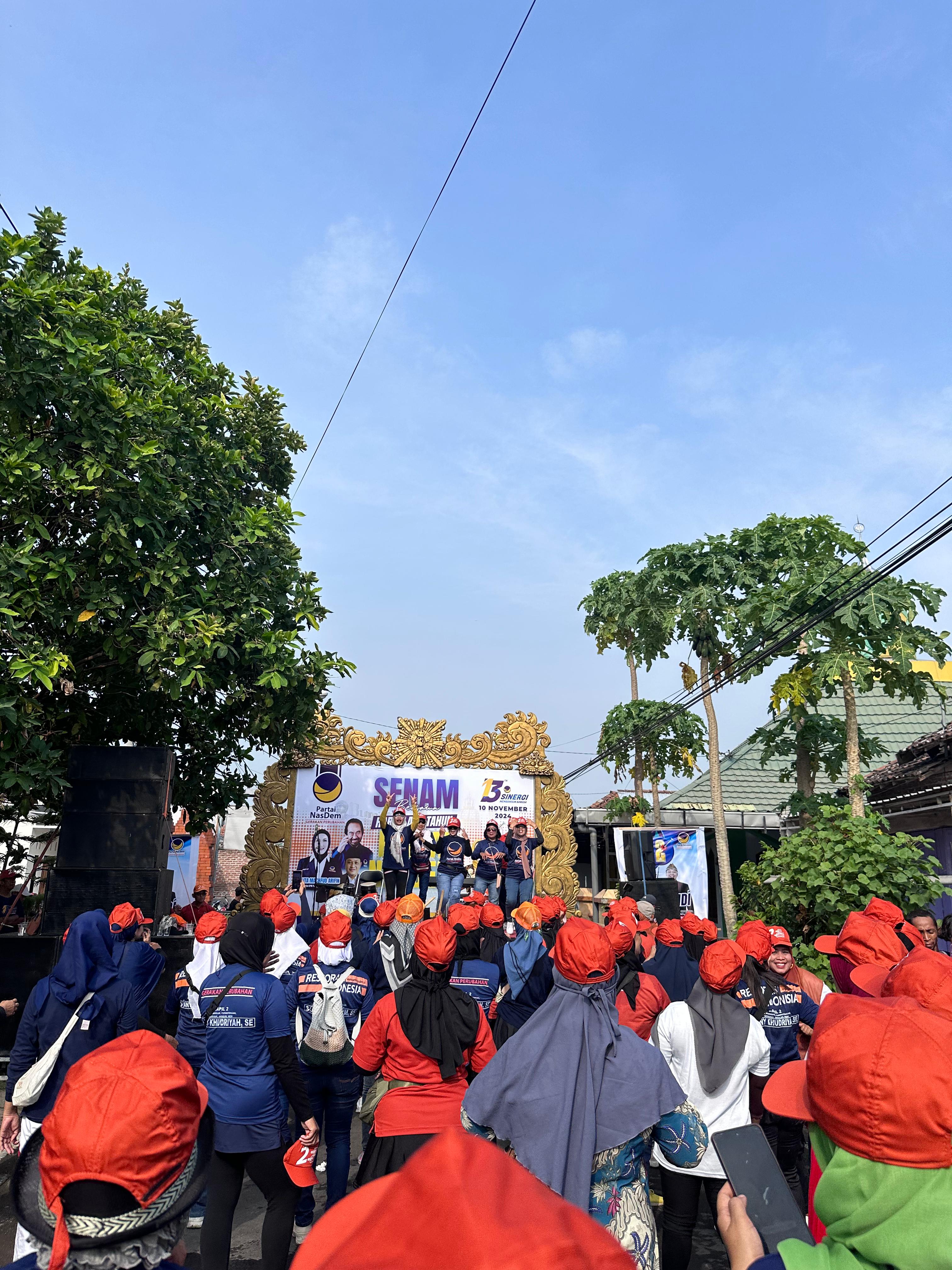 MEMBAUR: Calon Wali Kota Mojokerto nomor urut 2 Ika Puspitasari berswafoto bersama ratusan peserta saat senam pagi bersama di Kelurahan Pulorejo, Kecamatan Prajurit Kulon, Minggu (10/11).
