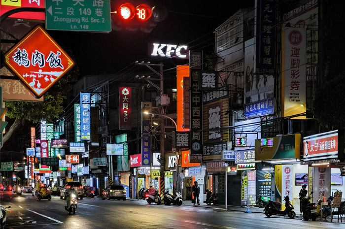 Tiongkok tercatat sebagai negara yang memiliki gerai KFC terbanyak di dunia. Saat ini tercatat hampir 10 ribu lokasi.