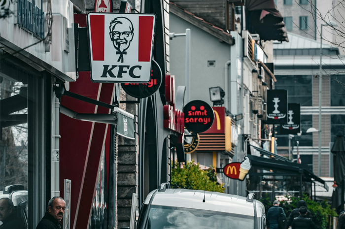 KFC Indonesia mengaami rugi miliaran rupiah dan tutup 47 Gerai, Inilah Sejarah dan Pemilik KFC Indonesia.