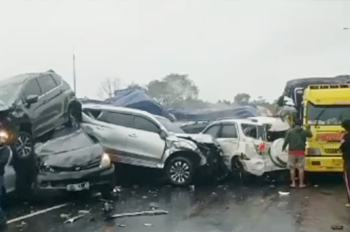 Kecelakaan Beruntun di Tol Cipularang, 19 Kendaraan Rusak Parah