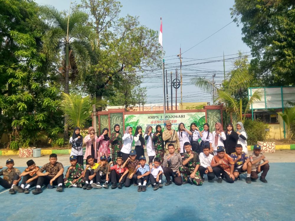 BENTUK PENGABDIAN: Siswa SMPN 1 Mojosari mengikuti upacara dan serangkaian kegiatan Hari Pahlawan, Senin (11/11).