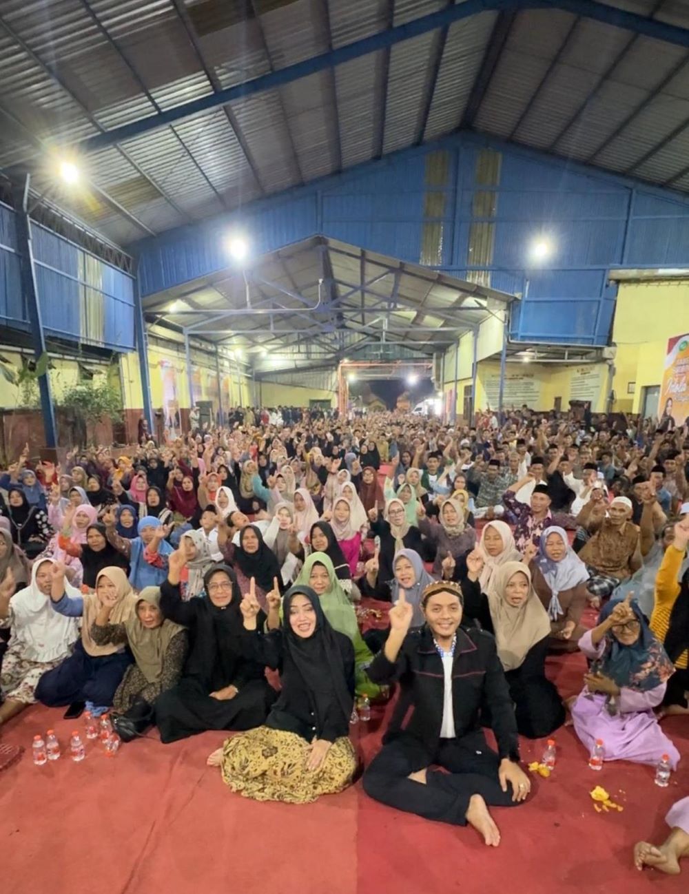 BERI DUKUNGAN: Ribuan masyarakat Jatirejo mendoakan kemenangan, sekaligus menitipkan harapan keberlanjutan pembangunan kepada paslon nomor urut 1, Ikfina-Gus Dulloh.