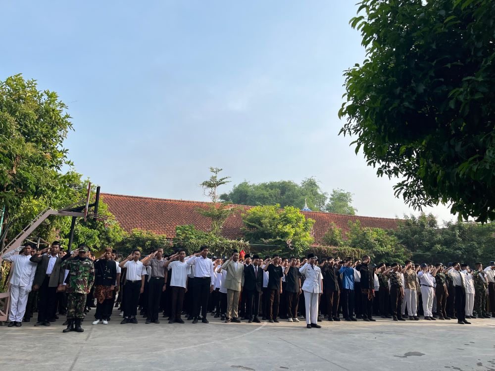 KHIDMAT: Siswa mengikuti pelaksanaan upacara memperingati Hari Pahlawan di lapangan SMPN 1 Bangsal, kemarin (11/11).