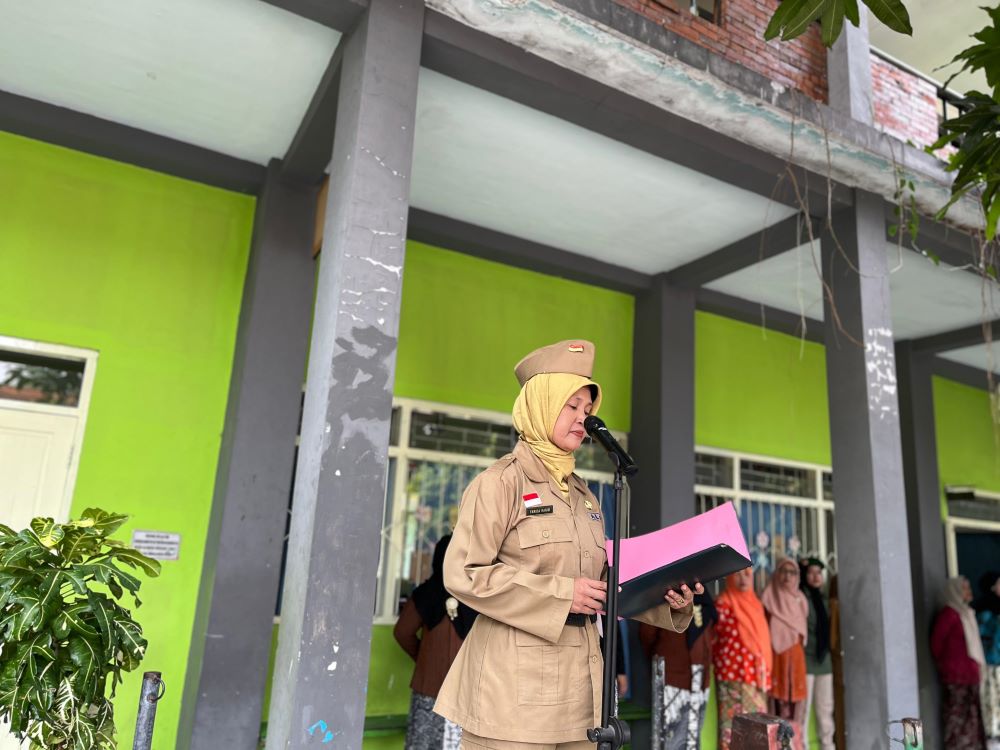 MOMENTUM BERHARGA:  Kepala SMPN 1 Bangsal Farida Hanim memimpin upacara peringatan Hari Pahlawan.