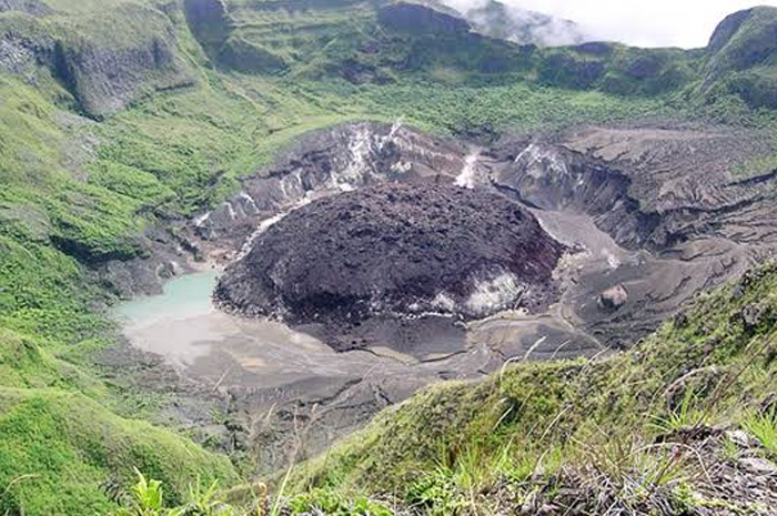 Gunung Awu merupakan salah satu gunung di Sulawesi Utara yang menunjukkan peningkatan aktivitas