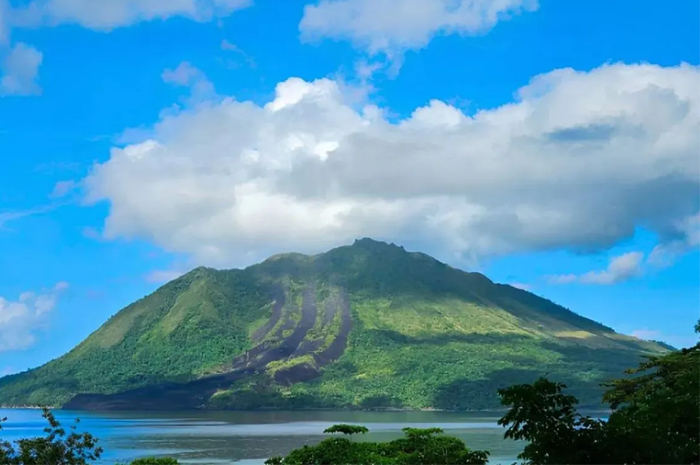Gunung Ruang yang terletak di Pulau Ruang, Kecamatan Tagulandang, Kabupaten Kepulauan Siau Tagulandang Biaro (Sitaro)Sulawesi Utara (Sulut).