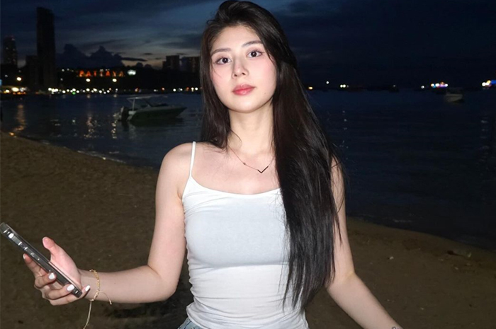 Potret Lydia Onic saat berlibur di pantai&nbsp;&nbsp; (@lydiaaas_)