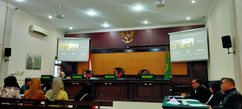 BERI KESAKSIAN: Sahabat hingga ART tangga Briptu Dila dihadirkan dalam sidang lanjutan kasus polwan bakar suami di Pengadilan Negeri Mojokerto, kemarin (12/11).