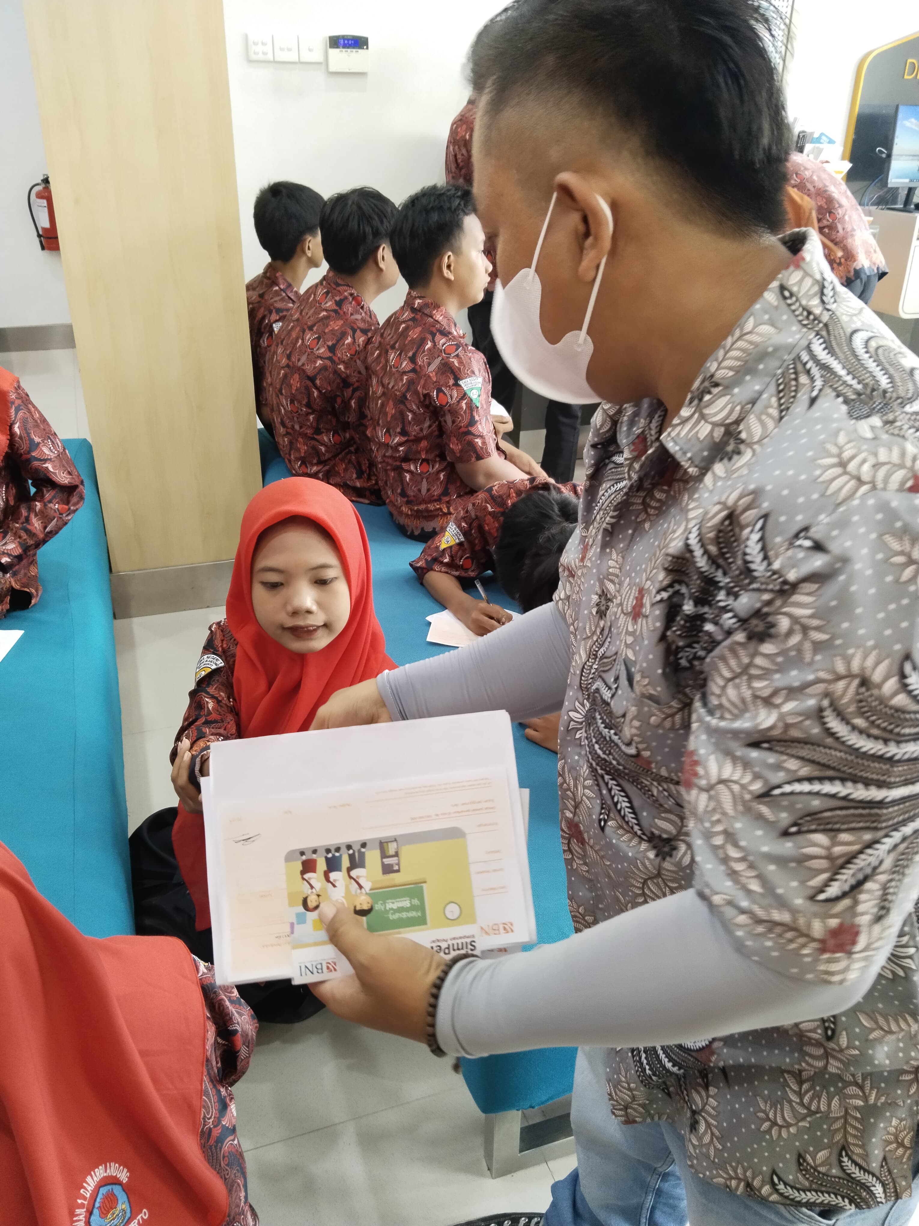 DITERIMA: Siswa SMAN 1 Dawarblandong mengambil beasiswa PIP langsung dari rekening masing-masing di bank, Rabu (13/11).
