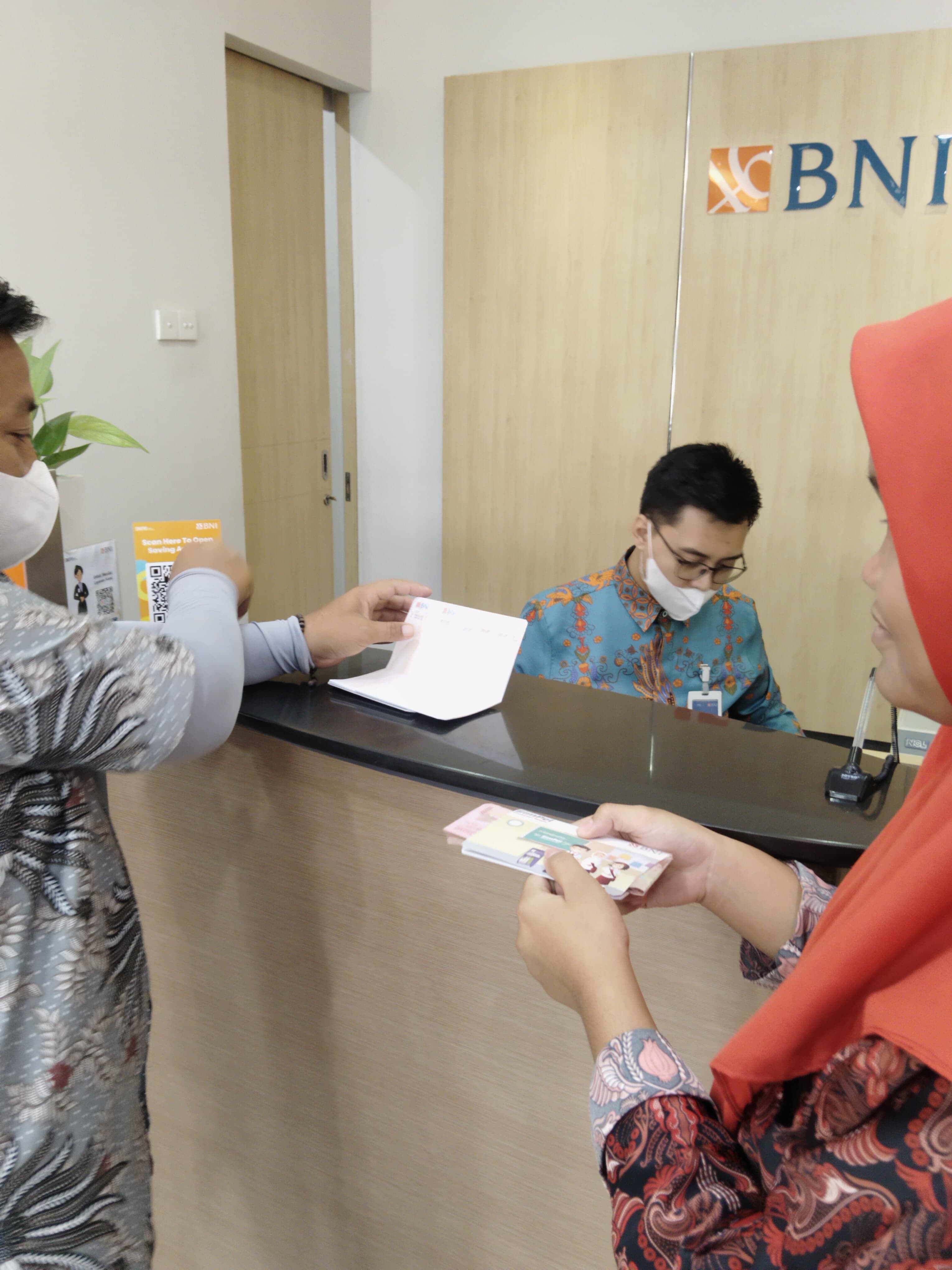 DITERIMA: Siswa SMAN 1 Dawarblandong mengambil beasiswa PIP langsung dari rekening masing-masing di bank, Rabu (13/11).