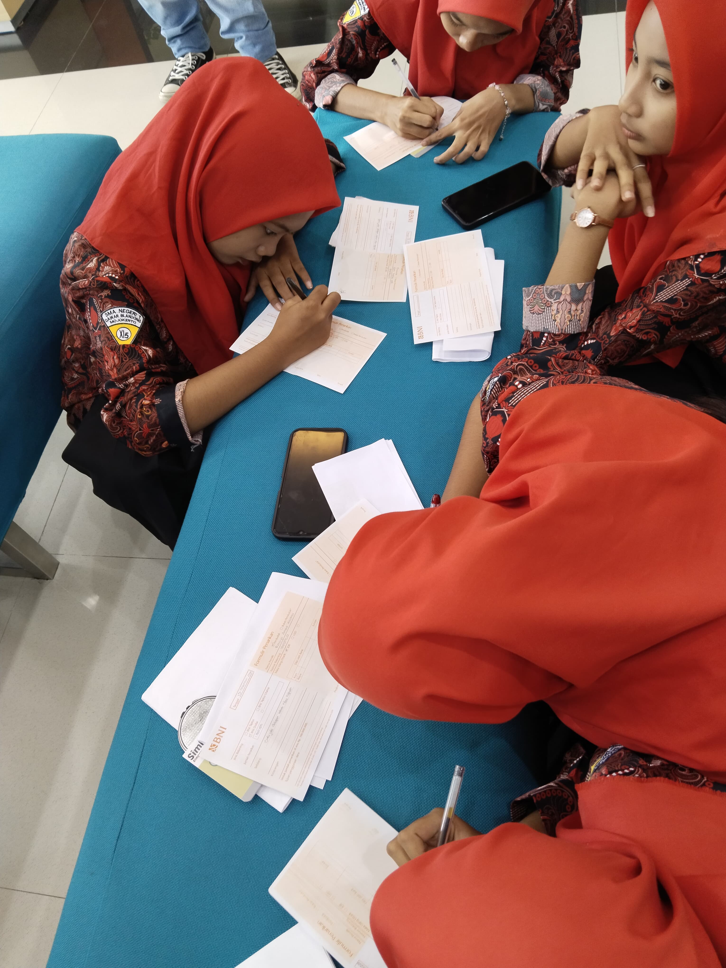 DITERIMA: Siswa SMAN 1 Dawarblandong mengambil beasiswa PIP langsung dari rekening masing-masing di bank, Rabu (13/11).