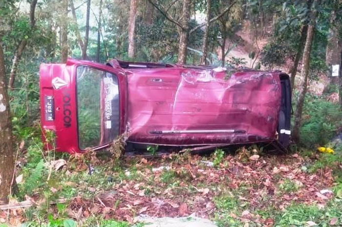 DIDEREK: Kedua mobil yang terlibat kecelakaan rem blong di jalur Pacet &ndash; Cangar diderek keluar jurang, Rabu (13/11).