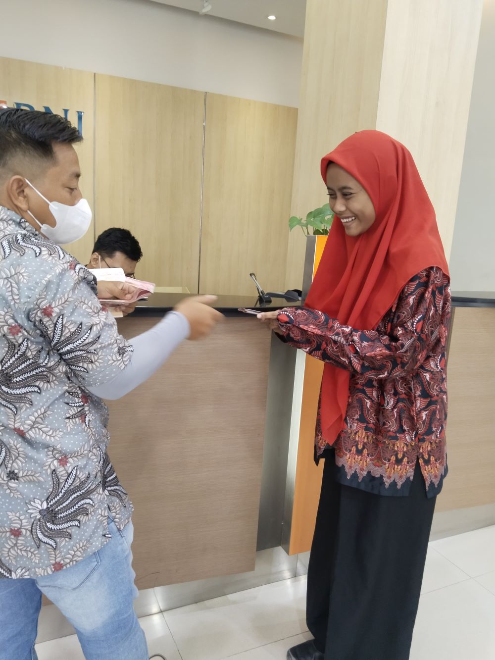 DITERIMA: Siswa SMAN 1 Dawarblandong mencairkan beasiswa PIP yang disalurkan langsung melalui rekening masing-masing siswa, Rabu (13/11).