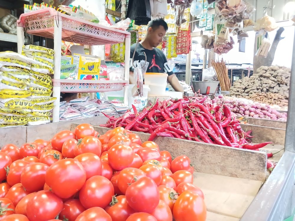 FAKTOR CUACA: Penjual di Pasar Tanjung Anyar, Kota Mojokerto, sedang menata dagangannya, kemarin (13/11).