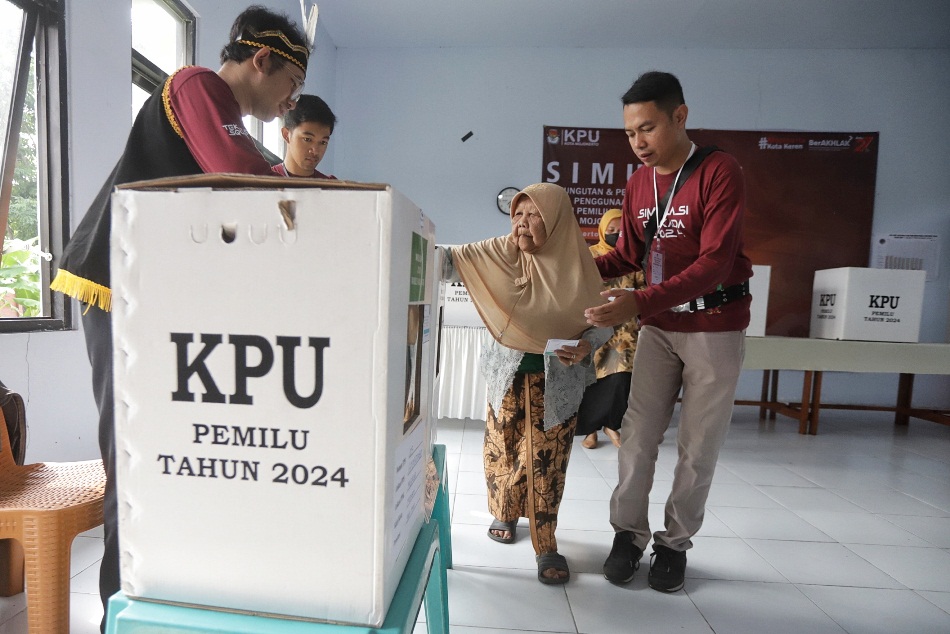 PERAGAAN: Peserta mengikuti simulasi pemungutan suara di Balai RW 03, Lingkungan Kedungsari, Kelurahan Gunung Gedangan, Kecamatan Magersari, kemarin.