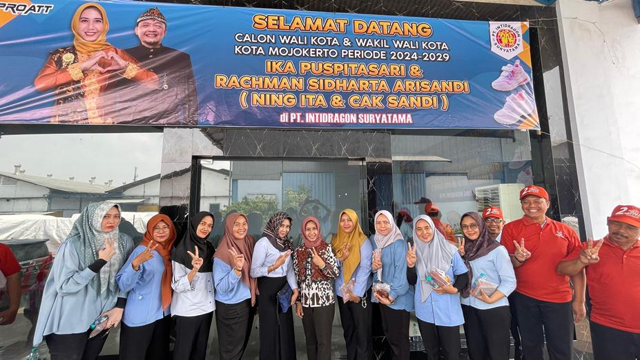 GAYENG: Calon Wali Kota Mojokerto nomor urut 2 Ika Puspitasari atau Ning Ita saat melakukan kunjungan ke PT Intidragon Suryatama, Rabu (13/11).