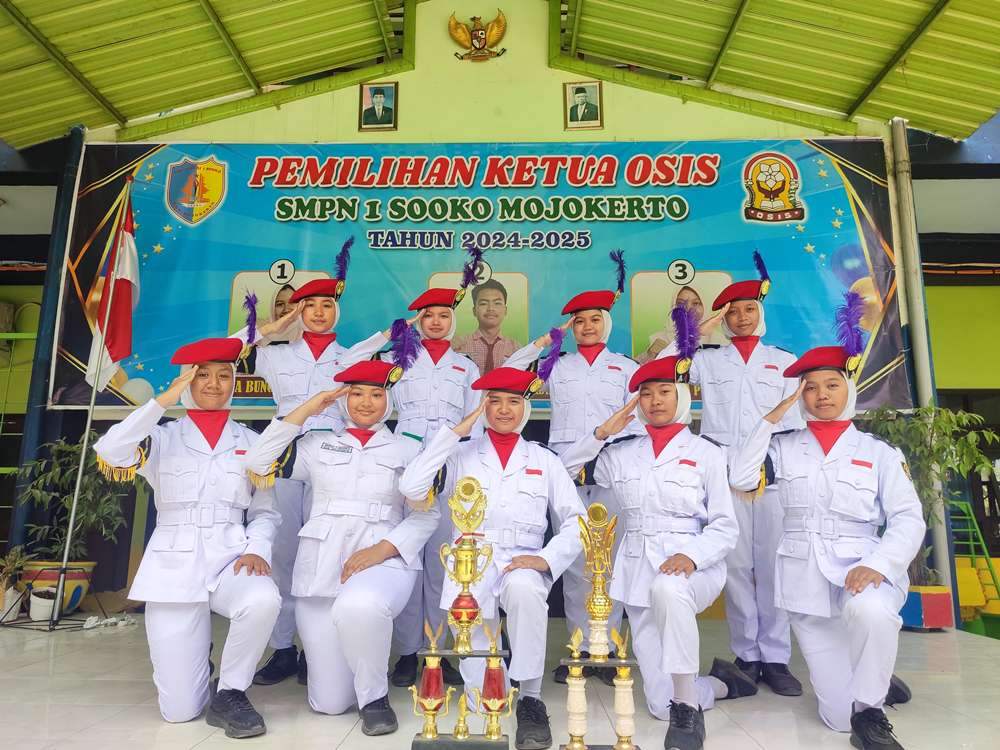 DISIPLIN: Anggota paskibraka SMPN 1 Sooko siap adu bakat di berbagai ajang perlombaan.