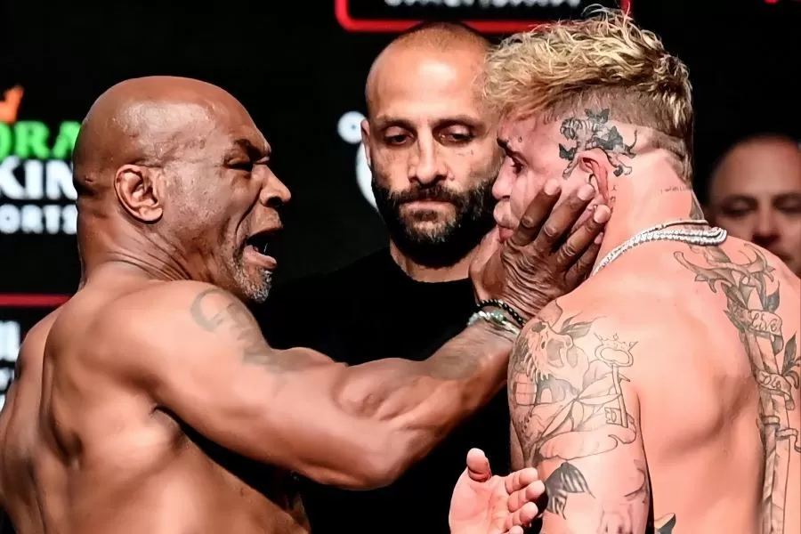 Mike Tyson menampar Jake Paul saat timbang badan.