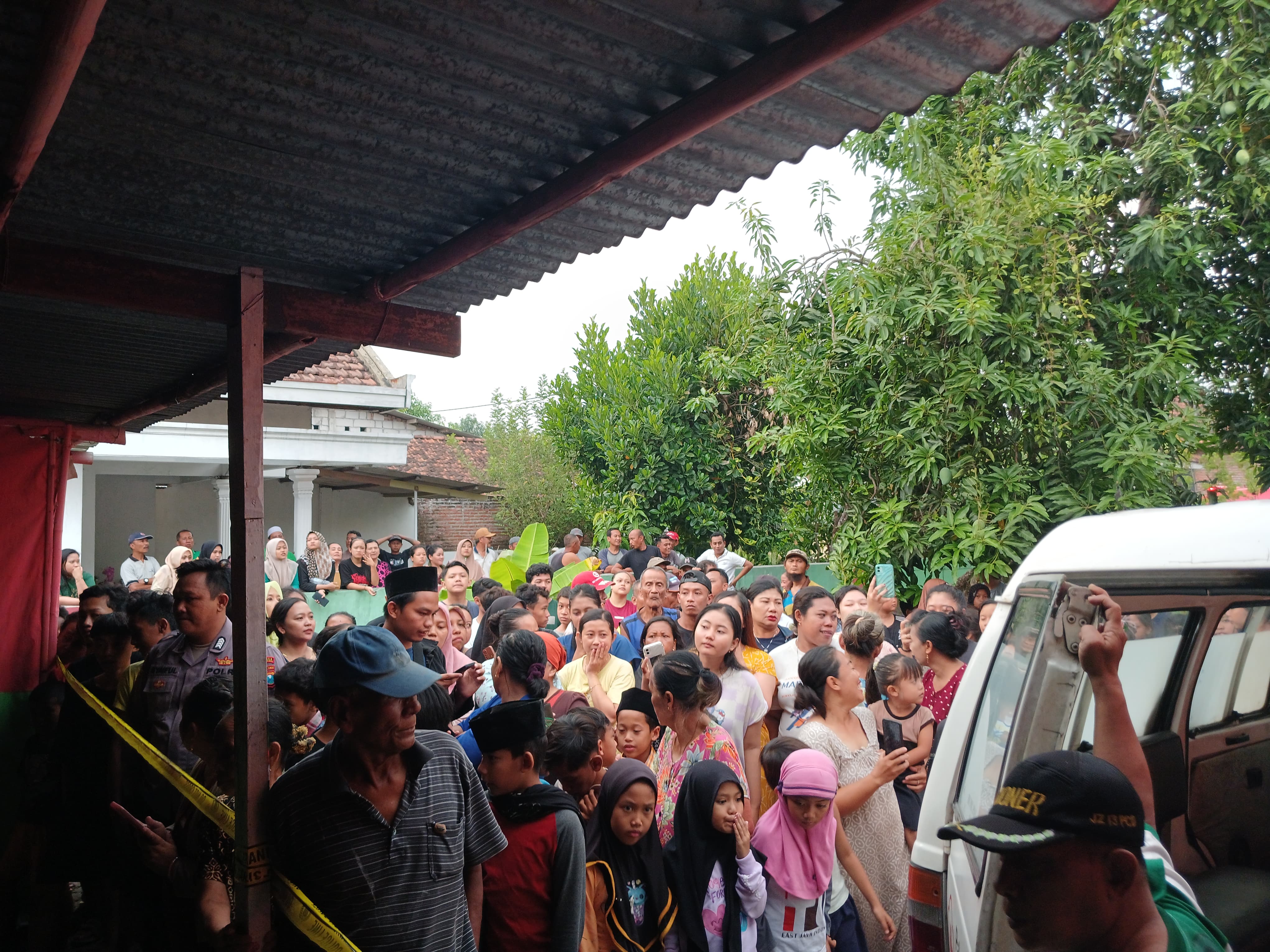 MENGEJUTKAN: Kejadian kebakaran rumah yang turut menghanguskan pemilik rumah, Ruslan memantik perhatian warga Desa Batankrajan, Kecamatan Gedeg, Kabupaten Mojokerto, Jumat (15/11/2024).