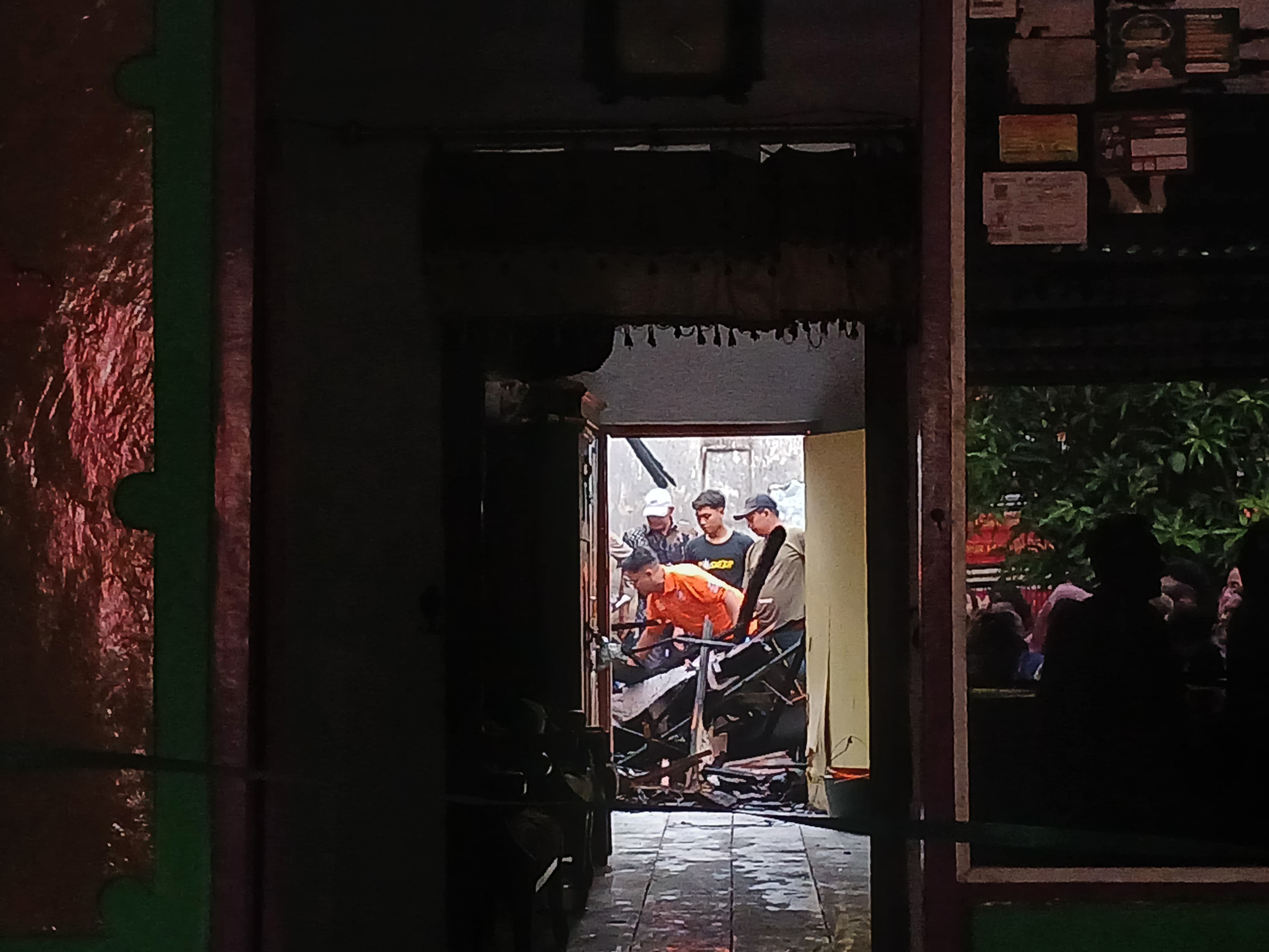 KEBAKARAN: Petugas terkait tengah mengevakuasi korban di dalam rumahnya Desa Batankrajan, Kecamatan Gedeg, Kabupaten Mojokerto, Jumat (15/11/2024).