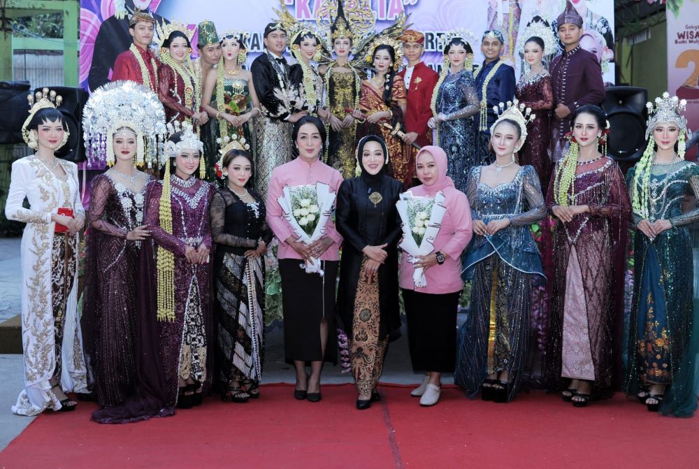MEMBANGGAKAN: Cabup Mojokerto nomor urut 1, Ikfina Fahmawati apresiasi kreativitas tata rias saat menjadi Guest Star di event Parade Pengantin Nusantara di Wisata Desa BMJ, Kecamatan Dlanggu.