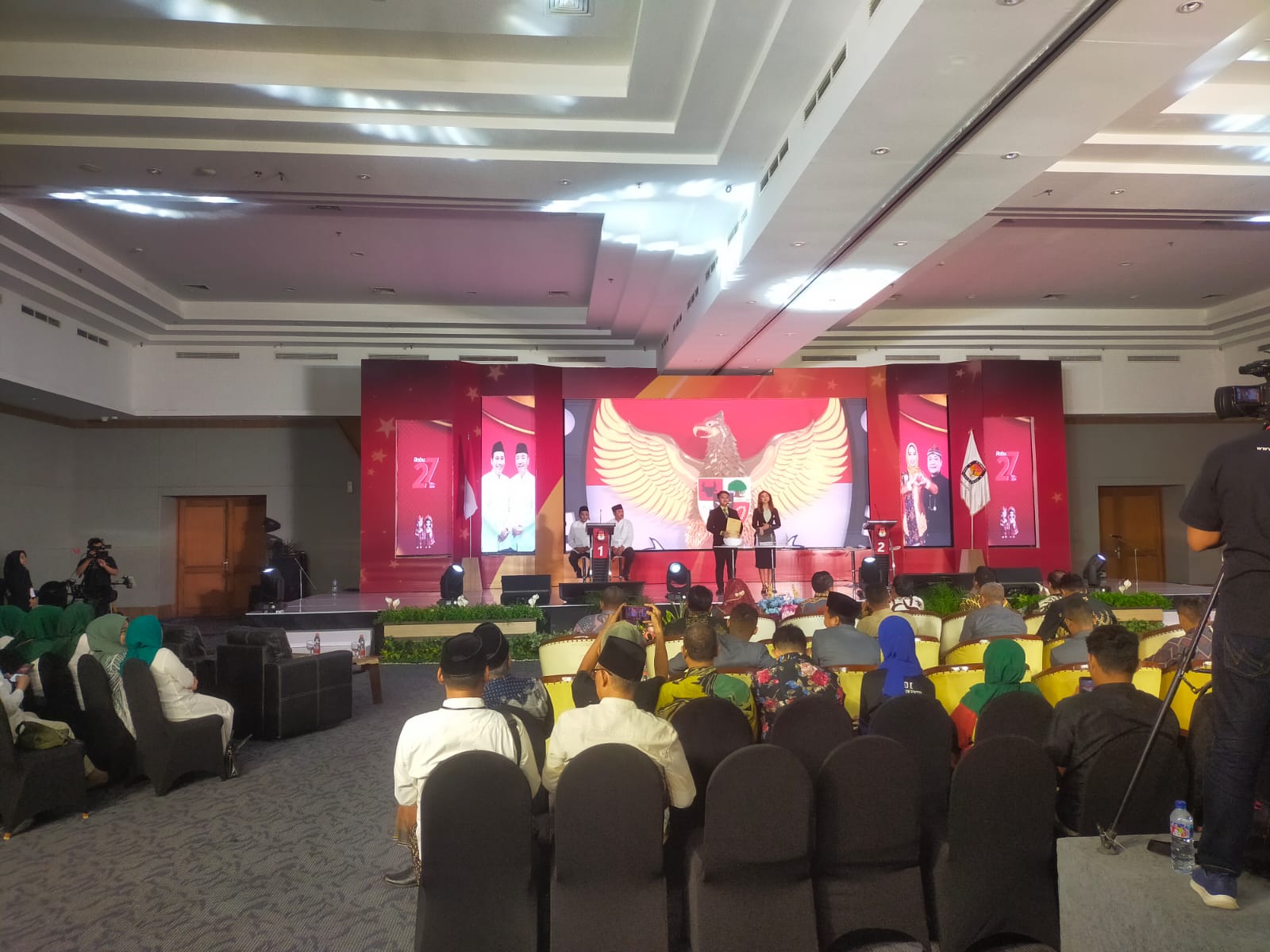 MENOLAK DEBAT: Debat publik ketiga Pilwali Kota Mojokerto di Hotel Ayola Sunrise, Sabtu (16/11) malam, berlangsung tanpa paslon nomor urut 2.