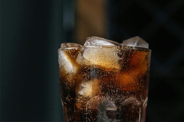 Segelas soda bisa bikin kita sendawa, mengapa?