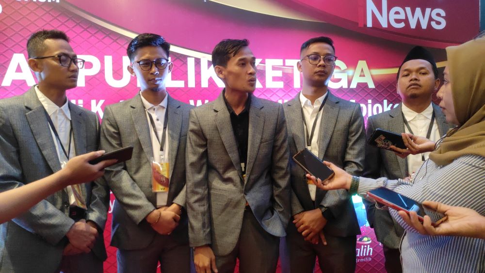 BERI KETERANGAN: Ketua KPU Kota Mojokerto Usmuni (tengah) didampingi empat komisioner lain memberi keterangan pers usai debat di Hotel Ayola Sunrise, Sabtu (16/11) malam.