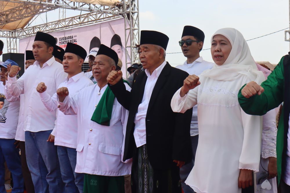 HARAPAN TINGGI: Calon Gubernur Jawa Timur, Khofifah Indar Parawansa menghadiri kampanye akbar bersama Albarraa-Rizal di Lapangan Desa Lebaksono, Kecamatan Pungging, Minggu (17/11).