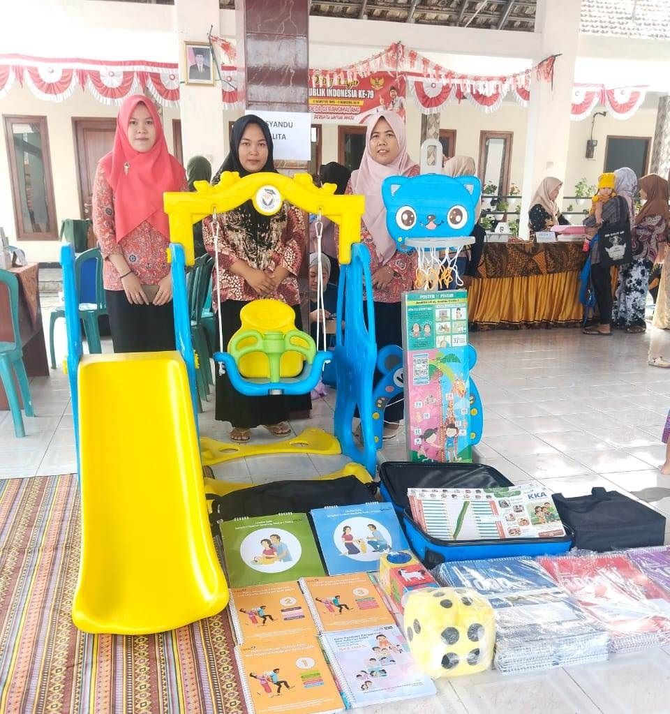DUKUNGAN NYATA: Kepala Desa Gebangmalang Yeni Rahmawati menyerahkan dua unit Alat Permainan Edukatif di posyandu desa. Itu untuk mendukung tumbuh kembang pendidikan anak-anak setempat.
