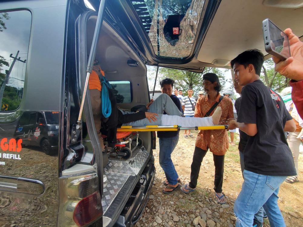TERLUKA: Relawan mengevakuasi korban pemotor yang celaka usai mengalami rem blong di Jalur Pacet-Cangar, Desa/Kecamatan Pacet, Minggu (17/11).