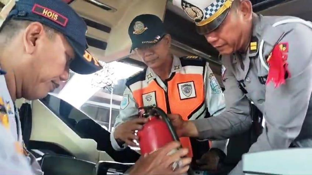 DICEK: Petugas gabungan mengecek kondisi armada bus pariwisata langsung ke masing-masing garasi, Kamis (14/11).