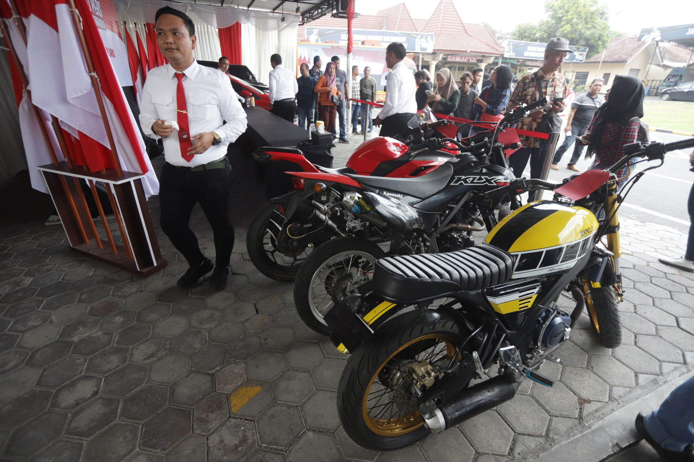 KELAS KAKAP: Polisi menunjukkan barang bukti kasus TPPU narkoba saat konferensi pers di Mapolres Mojokerto Kota, Senin (18/11).
