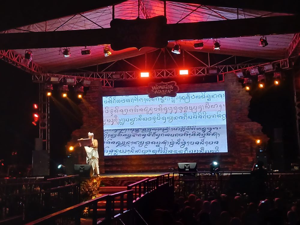 MENYELAMI SEJARAH: Aksi pembacaan Kitab Negarakertagama dalam acara Wilwatikta Acarita di Lapangan Raden Wijaya, Kelurahan Surodinawan, Kota Mojokerto, Minggu (17/11) malam.