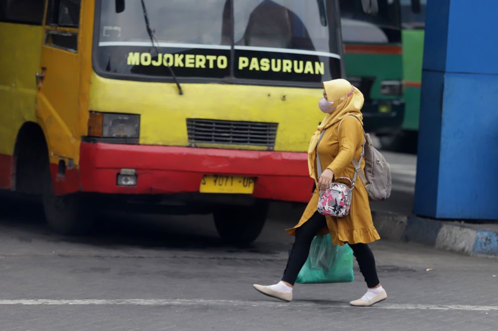 LEGENDARIS: Armada bus kuning trayek Mojokerto-Pasuruan yang masih beroperasi di Terminal Kertajaya, Kota Mojokerto.
