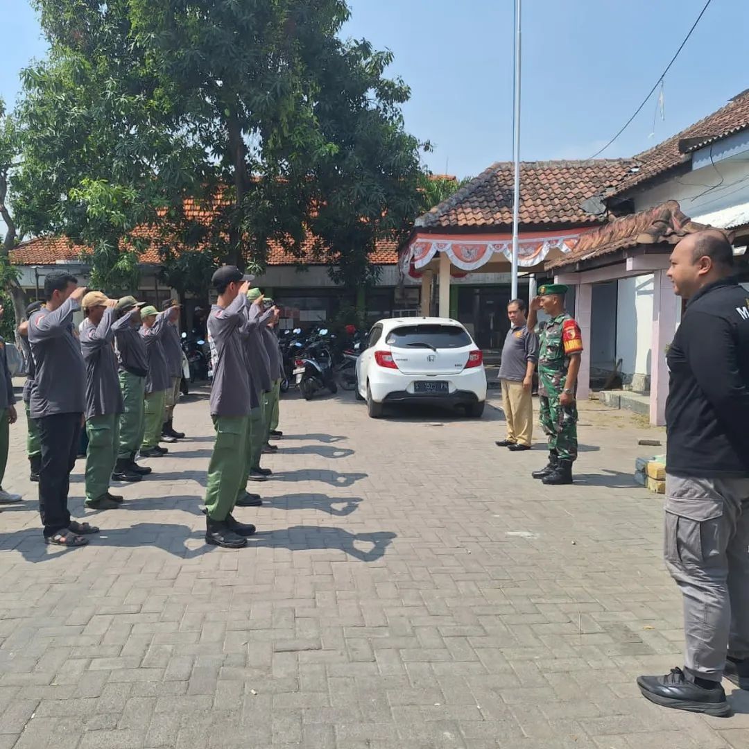 DIGEMBLENG: Lurah Sawahan Rizqy Dwi Lubabah saat memantau pembekalan anggota satlinmas.