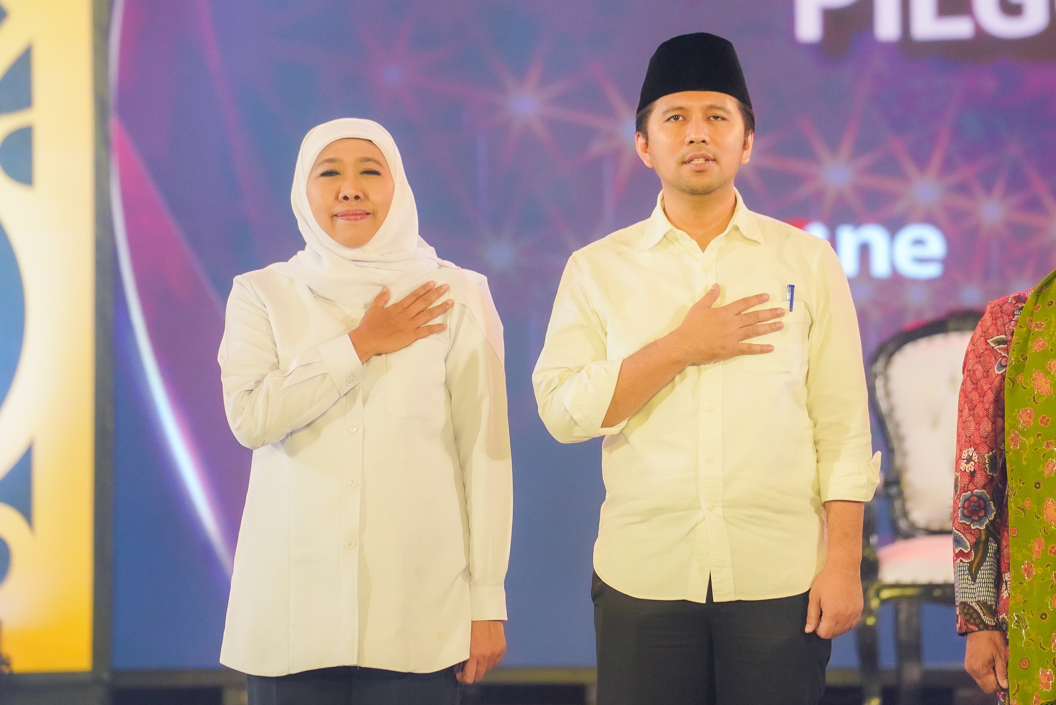 SUKSES: Pasangan Calon Gubernur Jawa Timur Nomor Urut 2 Khofifah Indar Parawansa dan Emil Elestianto Dardak usai tampil dalam debat pemungkas Pilgub Jatim 2024, Senin (18/11