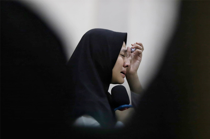 TANGIS PENYESALAN: Briptu Fadhilatul Nikmah alias Dila menangis di hadapan majelis hakim saat diperiksa dalam persidangan, Selasa (19/11).