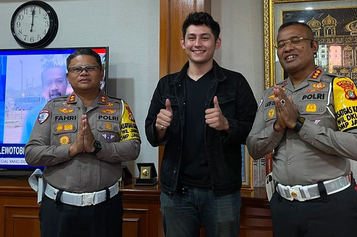 Lachlan Gibson bersama Dirlantas dan Wadirlantas (Instagram: @lachlangibs)